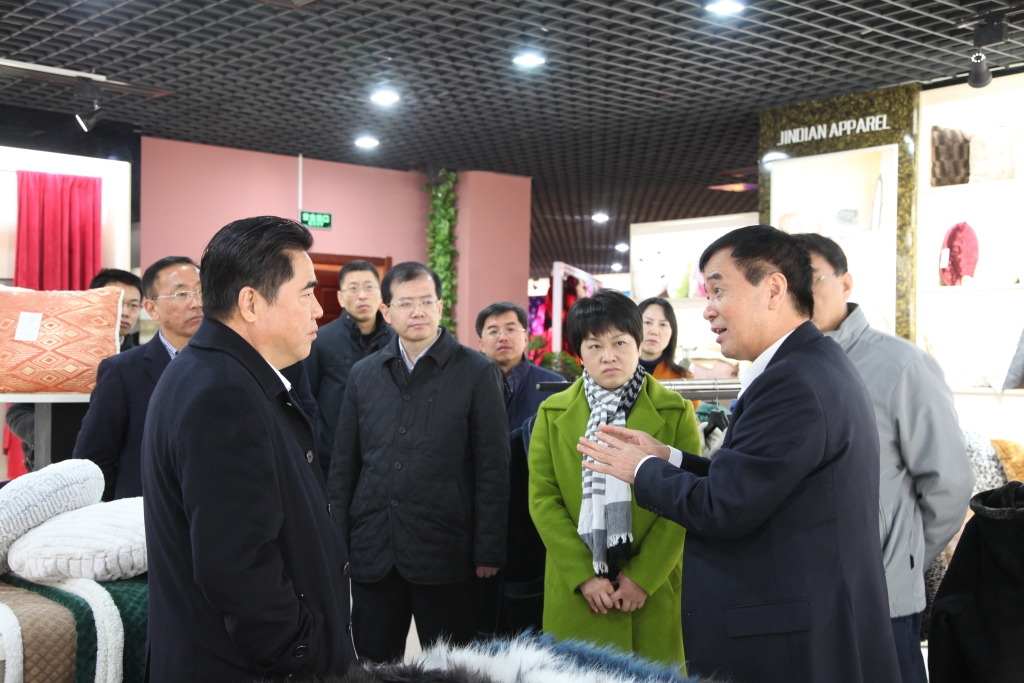2016年11月26日，時(shí)任連云港市市長(zhǎng)項(xiàng)雪龍來(lái)到飛雁毛毯有限公司調(diào)研指導(dǎo)工作。