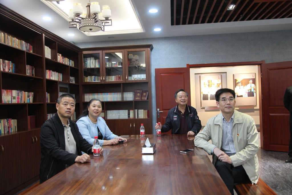 2019年10月11日，連云港市退役軍人事務(wù)局王永仕局長(zhǎng)一行到1號(hào)樓參觀(guān)展館